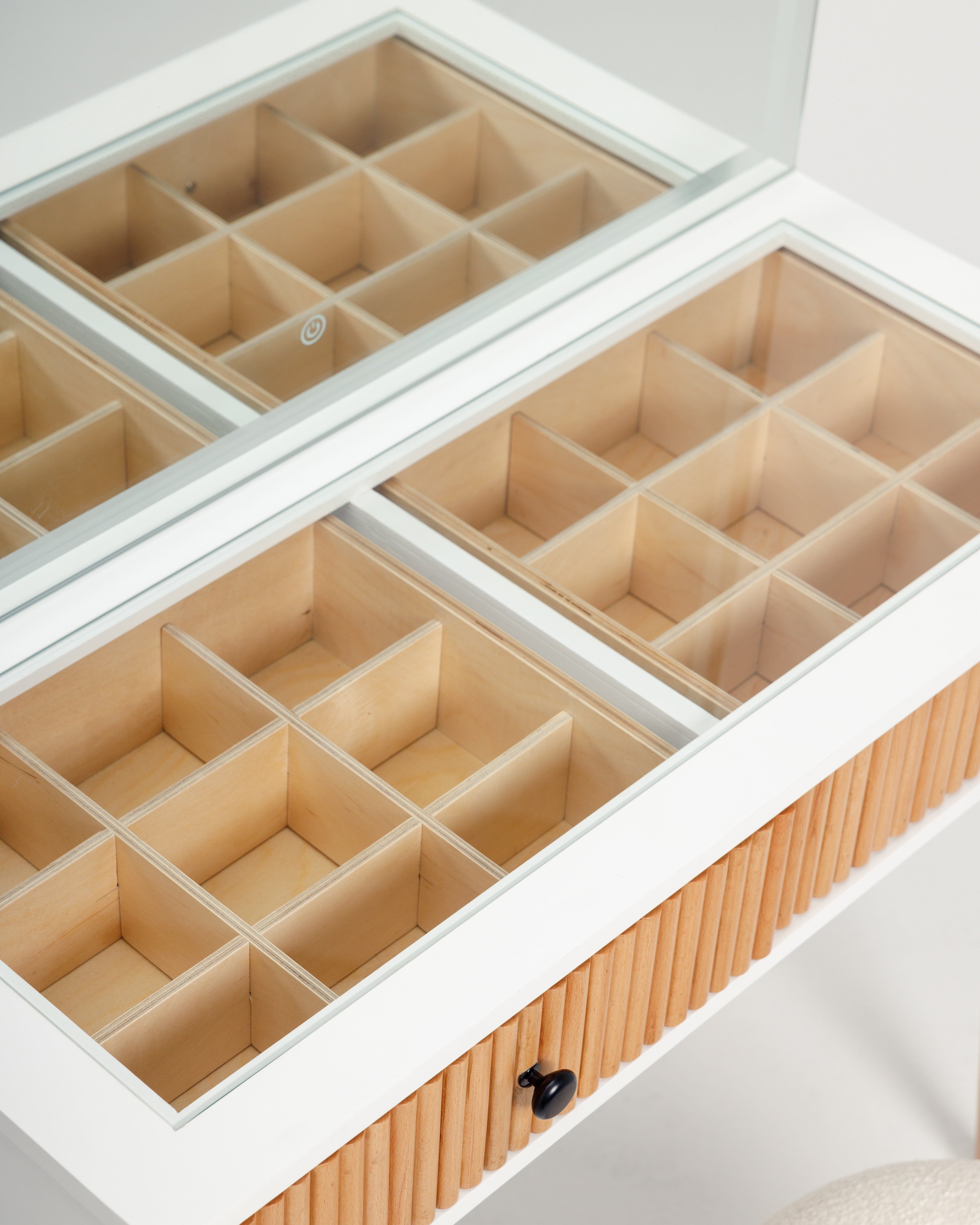 COMMODEUSE MUSE BLANCHE