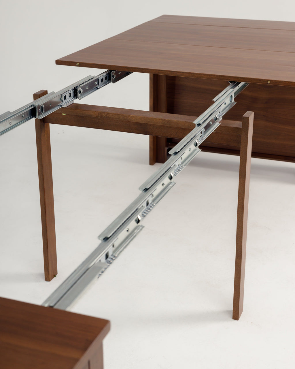 Table transformable en noyer