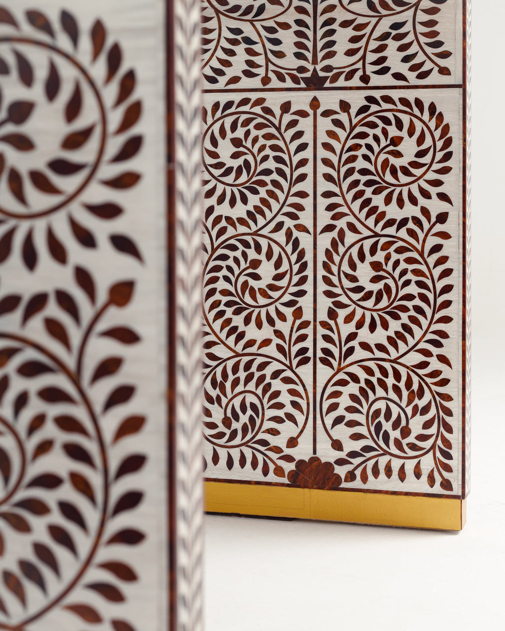 Console à incrustation florale en os