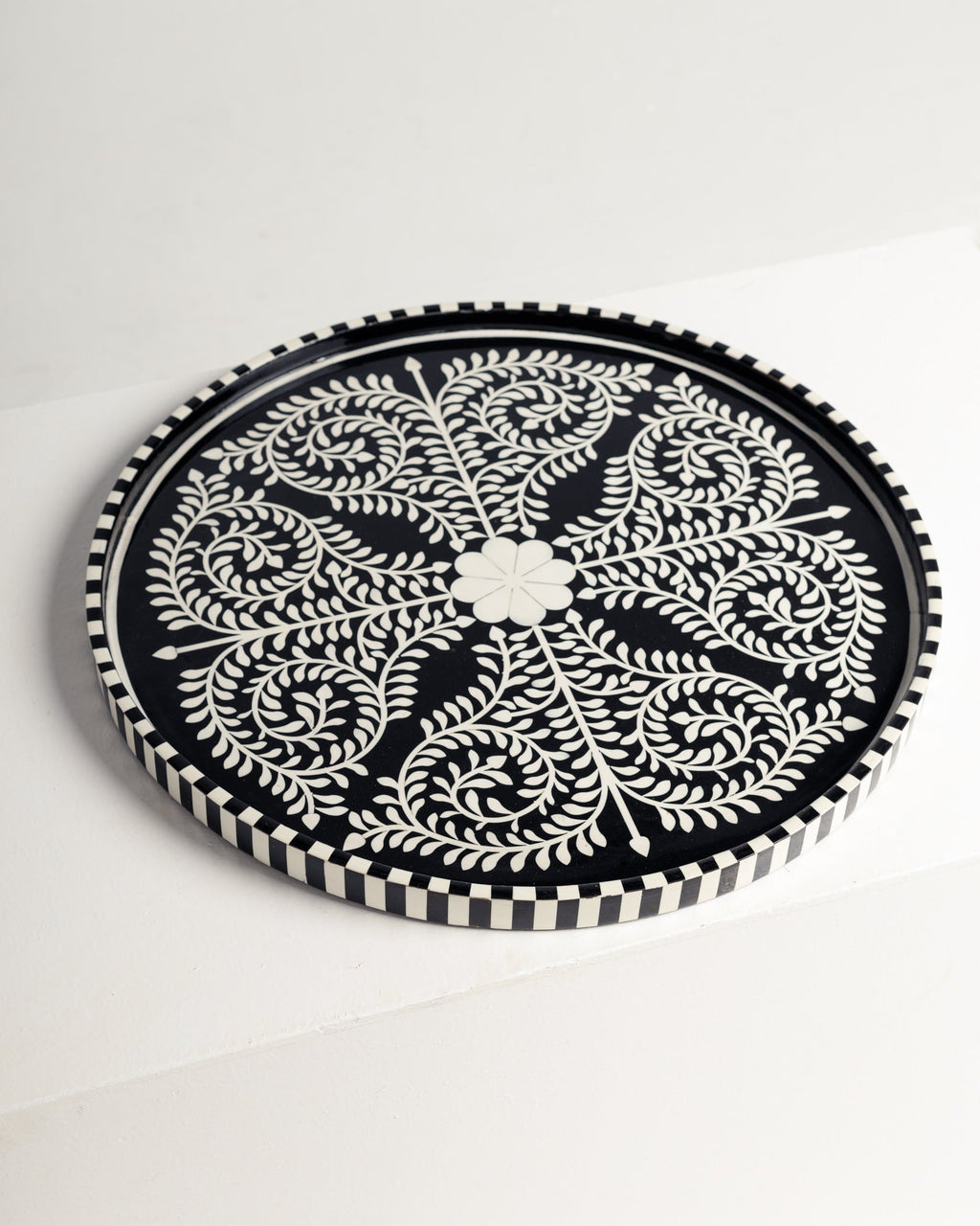 Plateau noir incrusté fait main