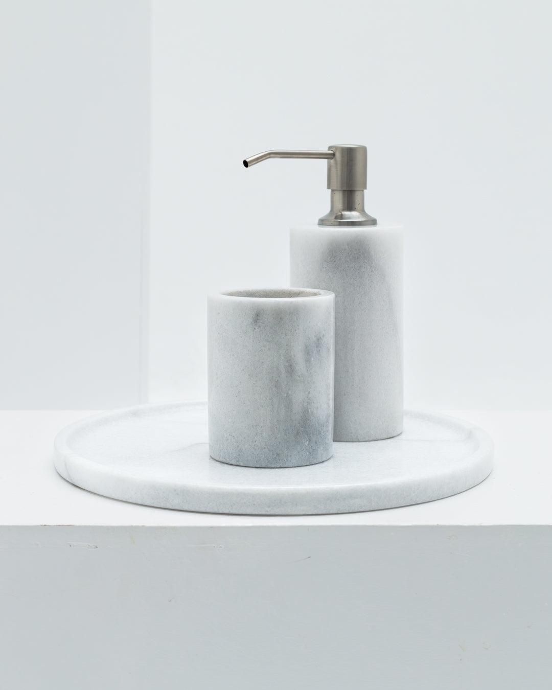 Plateau rond en marbre blanc