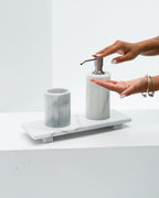 Ensemble de salle de bain en marbre blanc