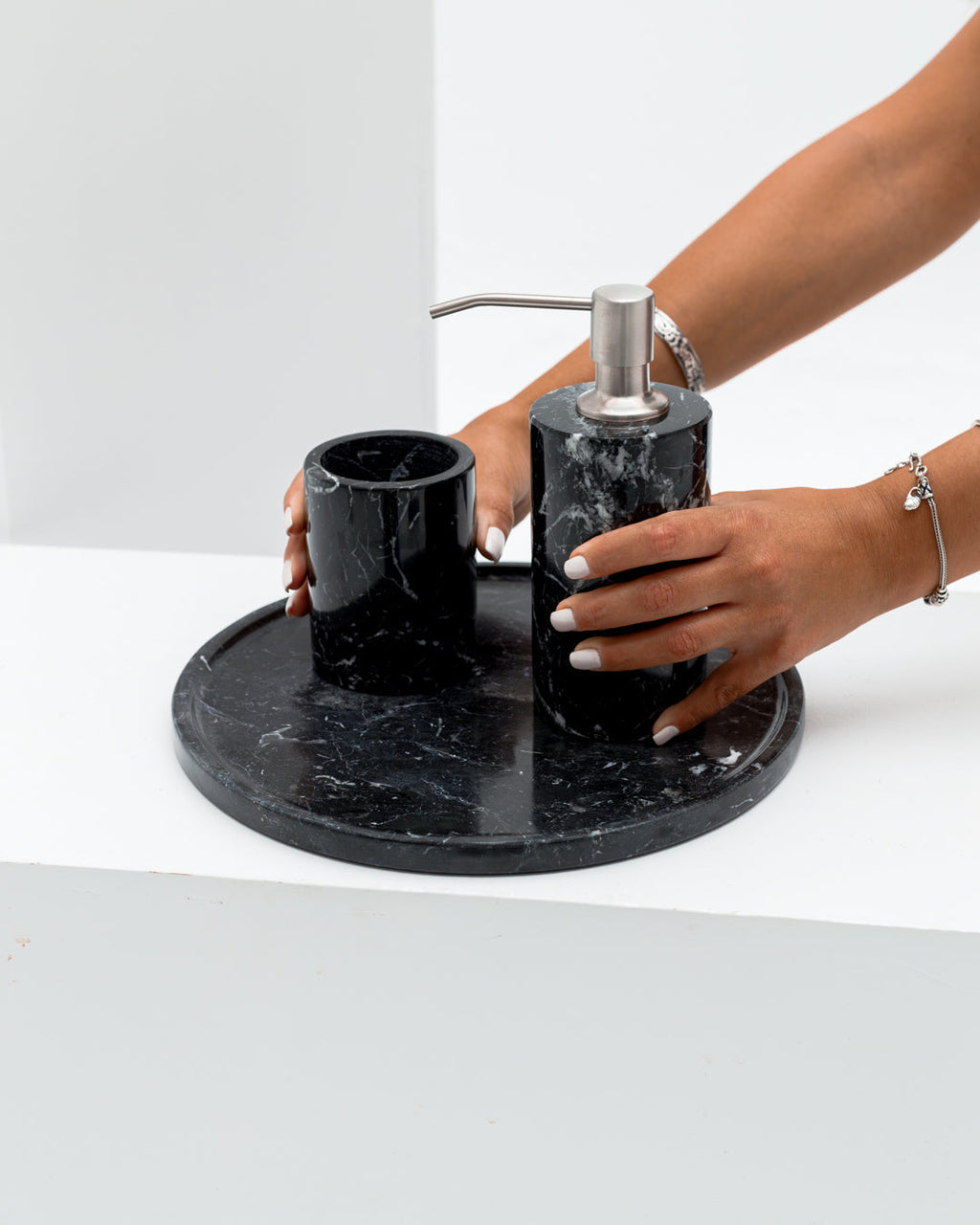 Plateau rond en marbre noir