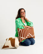 Coussin capitonné marron scintillant