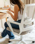 Chaise en maille blanche