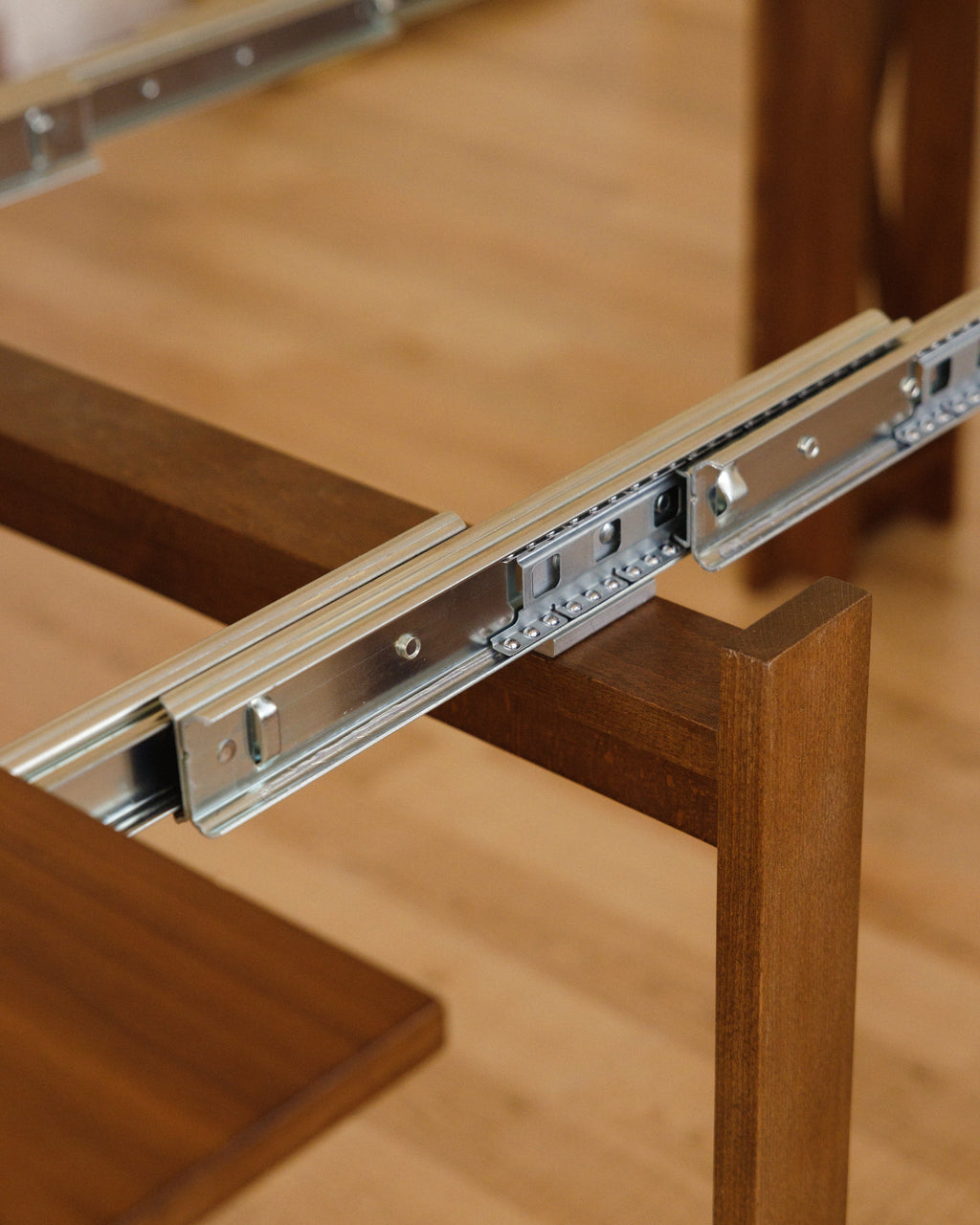 Table transformable en noyer