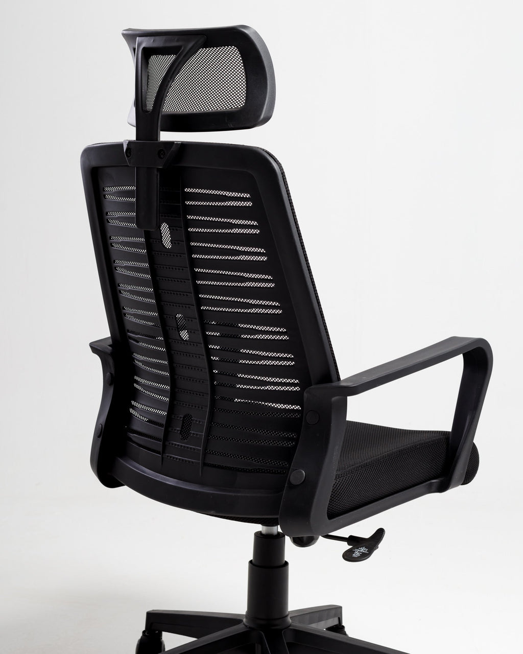 Chaise en maille noire avec appui-tête