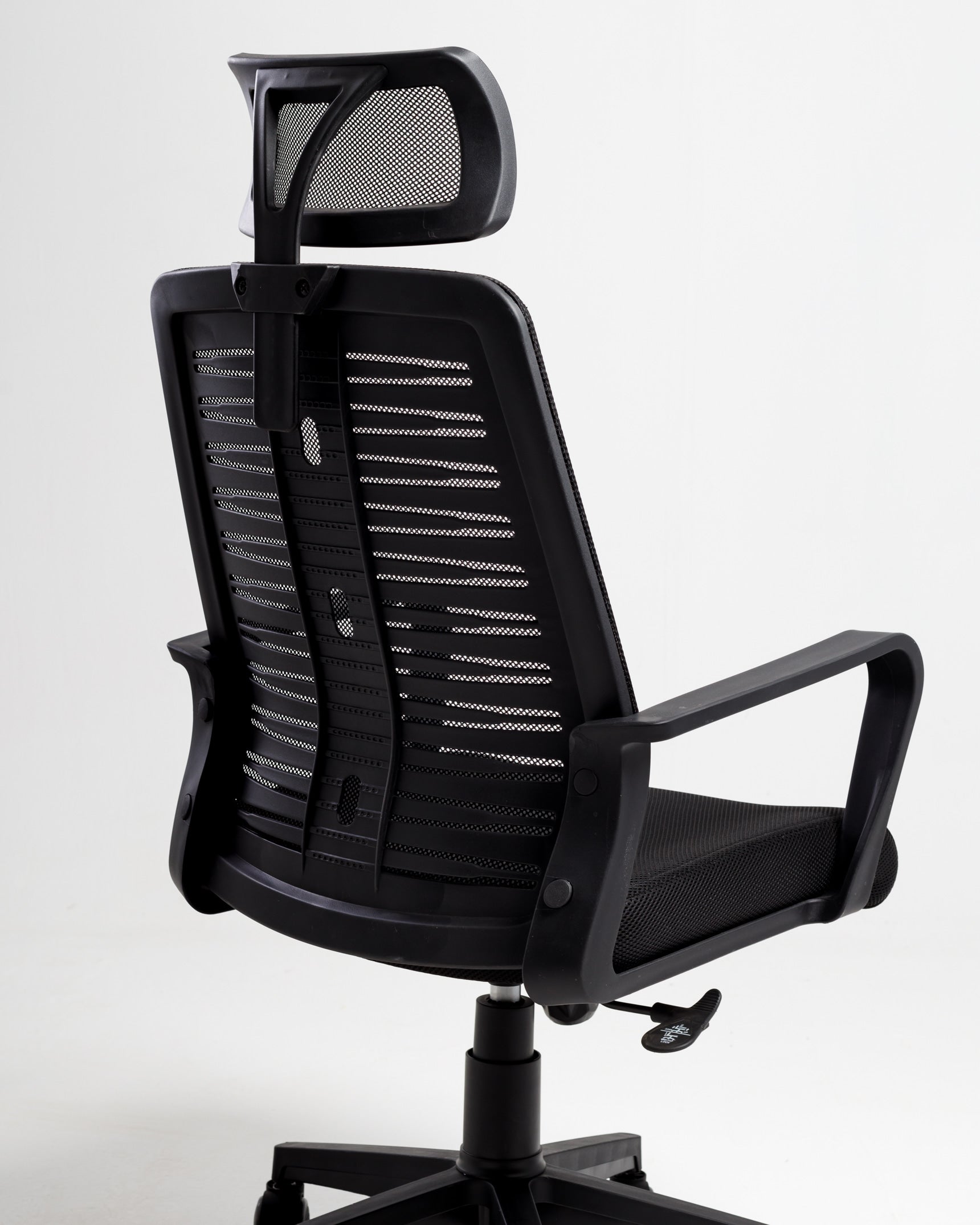 Chaise en maille noire avec appui-tête
