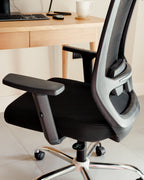 Chaise M5 en maille noire