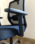 Chaise M5 en maille noire