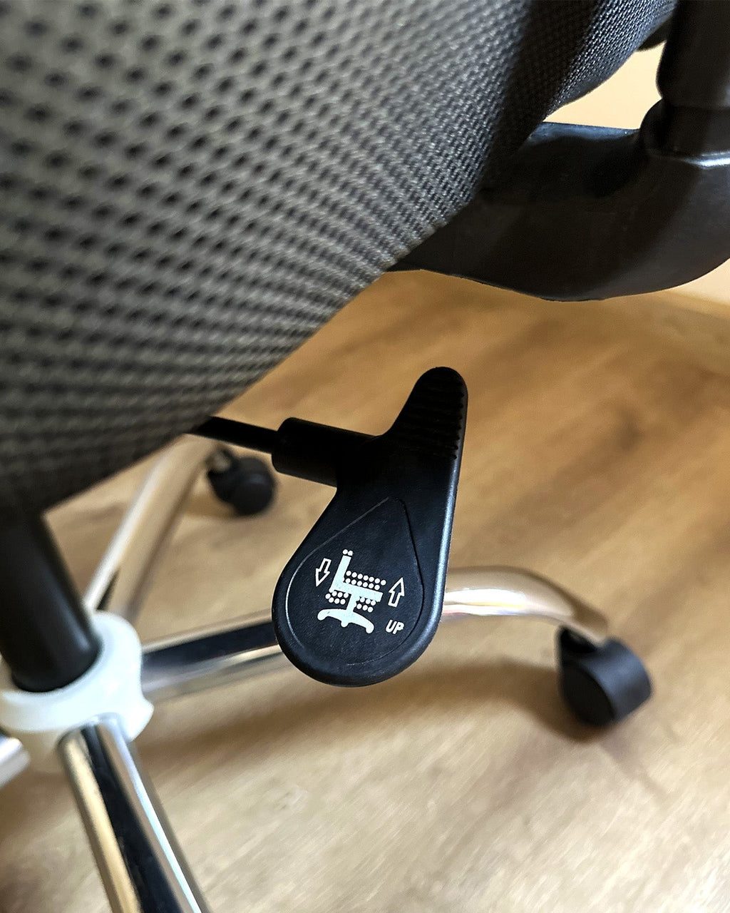 Chaise M5 en maille noire