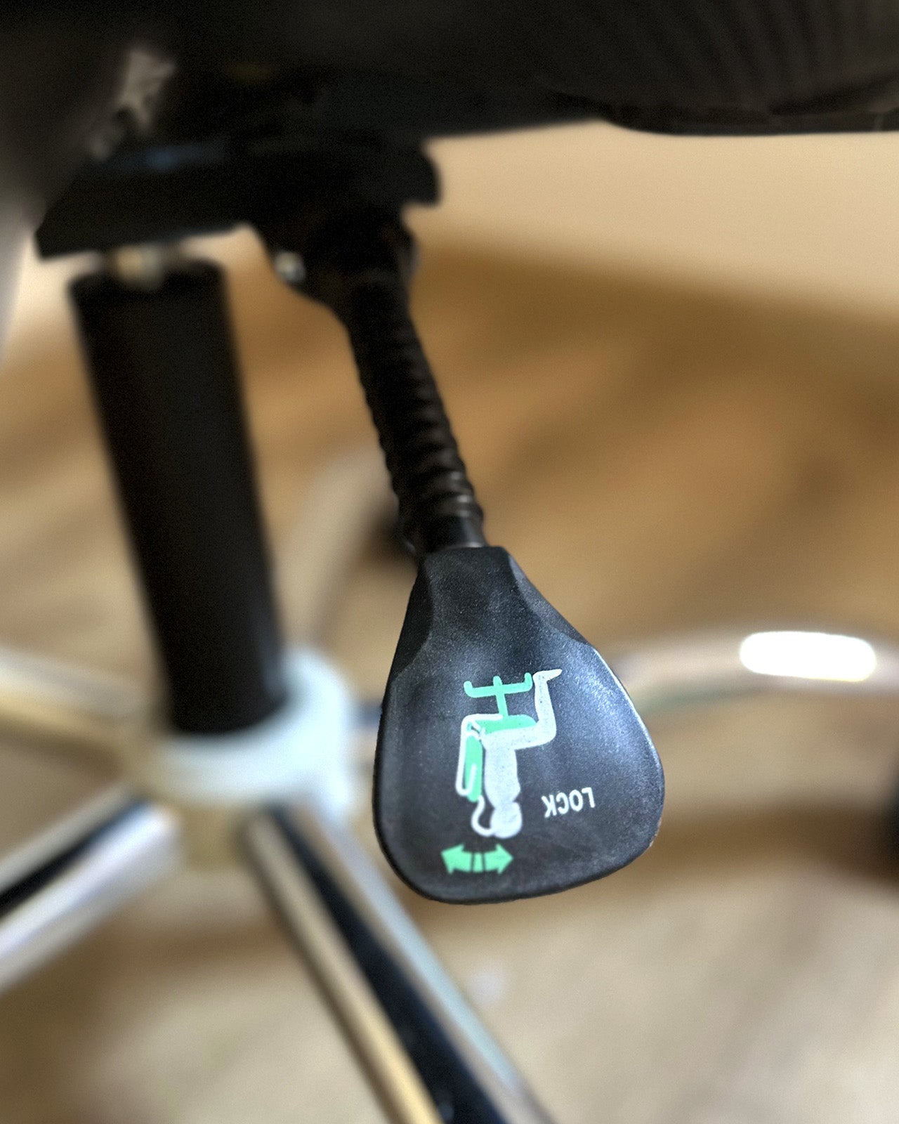 Chaise M5 en maille noire